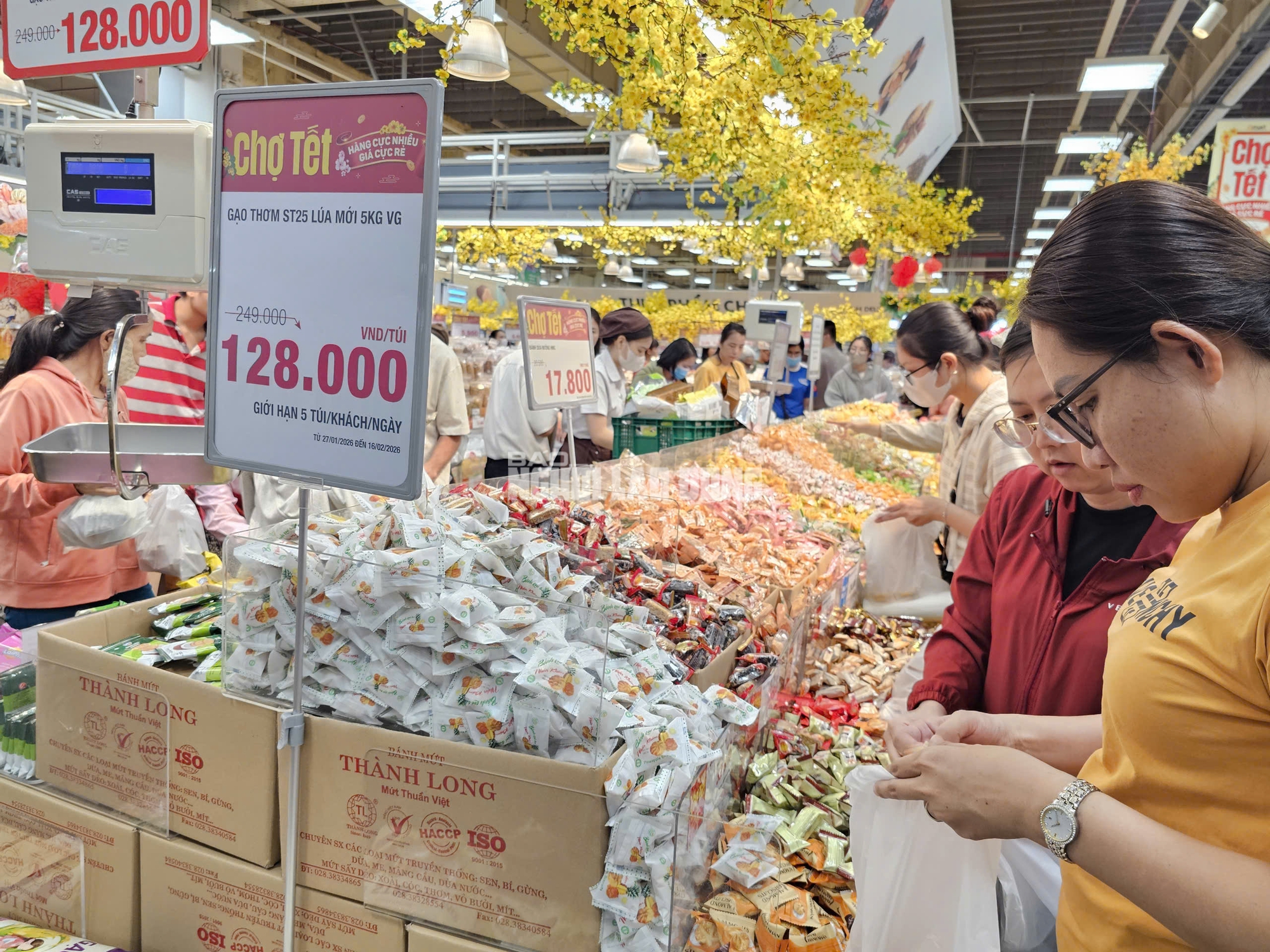 Siêu thị TPHCM đông khách mua sắm Tết 2026 với hàng hóa đa dạng và ưu đãi hấp dẫn - Ảnh 5.