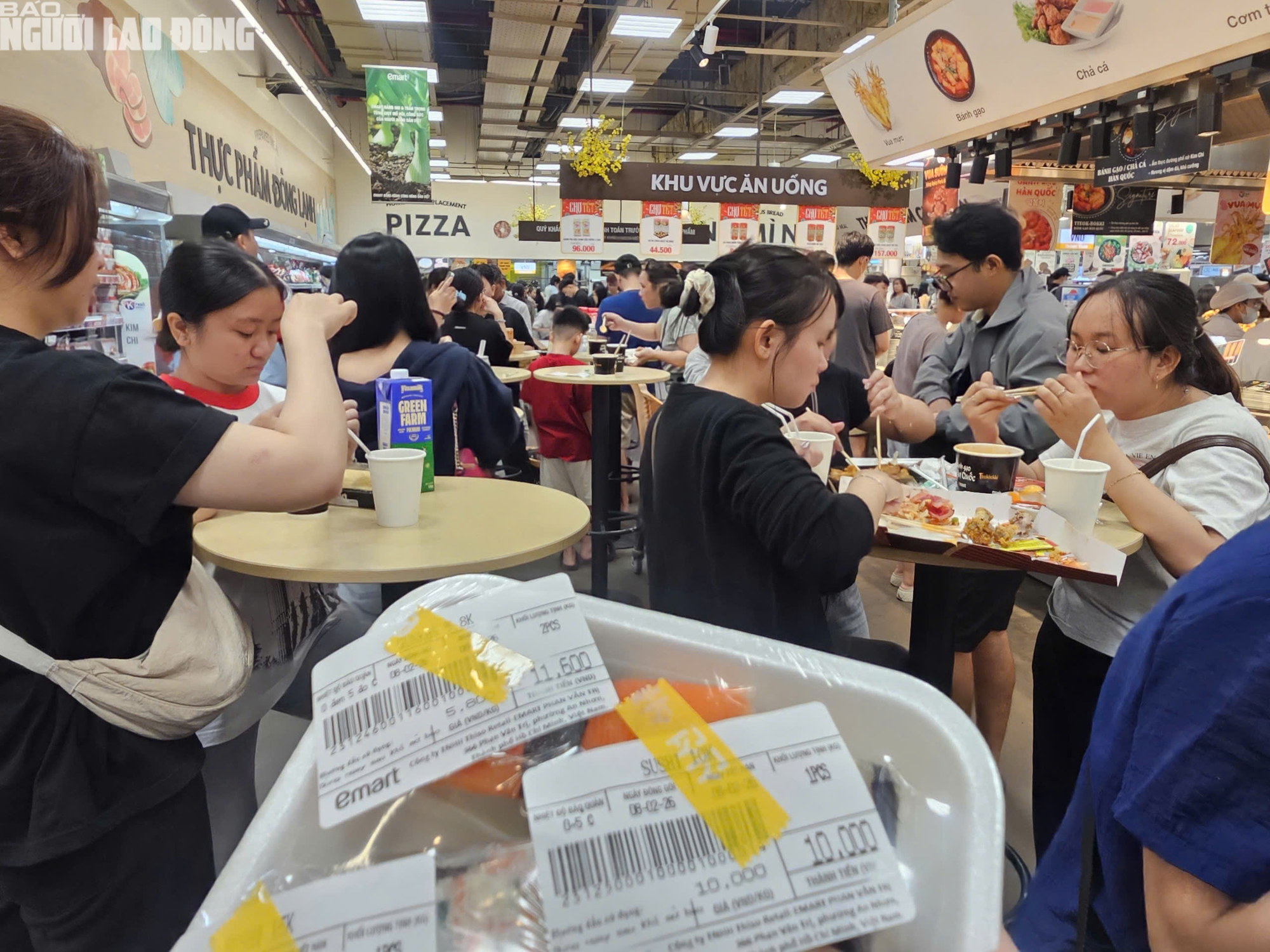 Siêu thị TPHCM đông khách mua sắm Tết 2026 với hàng hóa đa dạng và ưu đãi hấp dẫn - Ảnh 12.