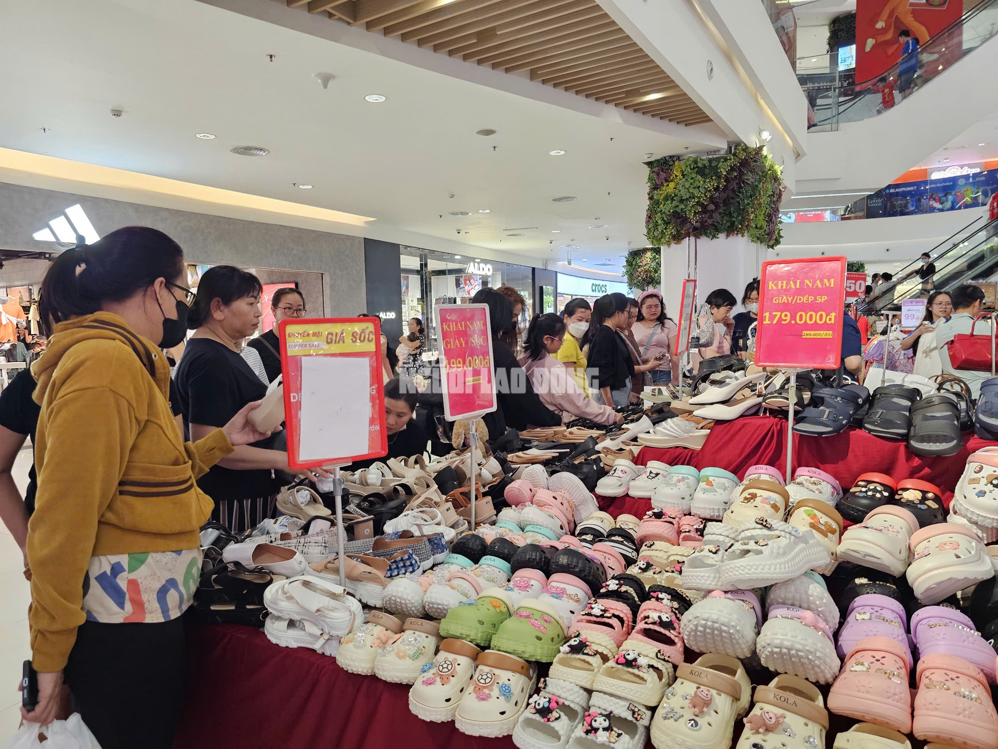 Siêu thị TPHCM đông khách mua sắm Tết 2026 với hàng hóa đa dạng và ưu đãi hấp dẫn - Ảnh 16.