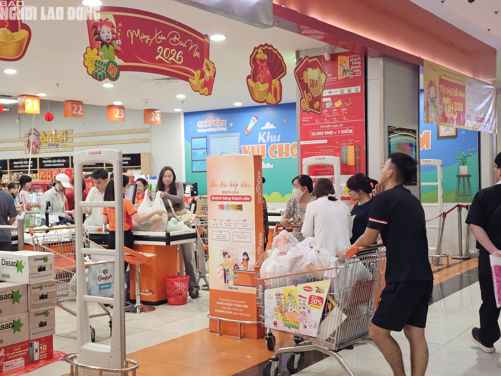 Siêu thị TPHCM đông khách mua sắm Tết 2026 với hàng hóa đa dạng và ưu đãi hấp dẫn - Ảnh 21.