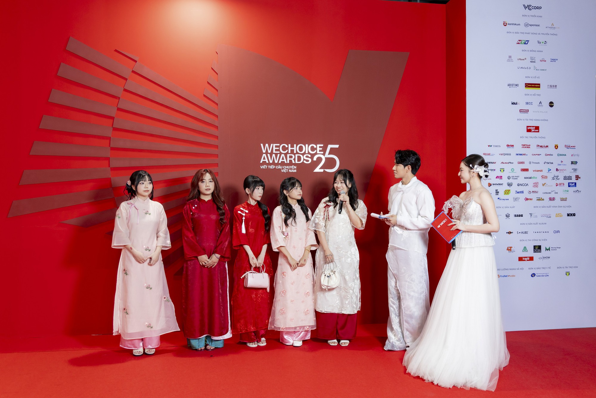 Bỏ áo đấu mặc áo dài, các cô gái vàng Liên Quân Mobile tuyên bố một câu 