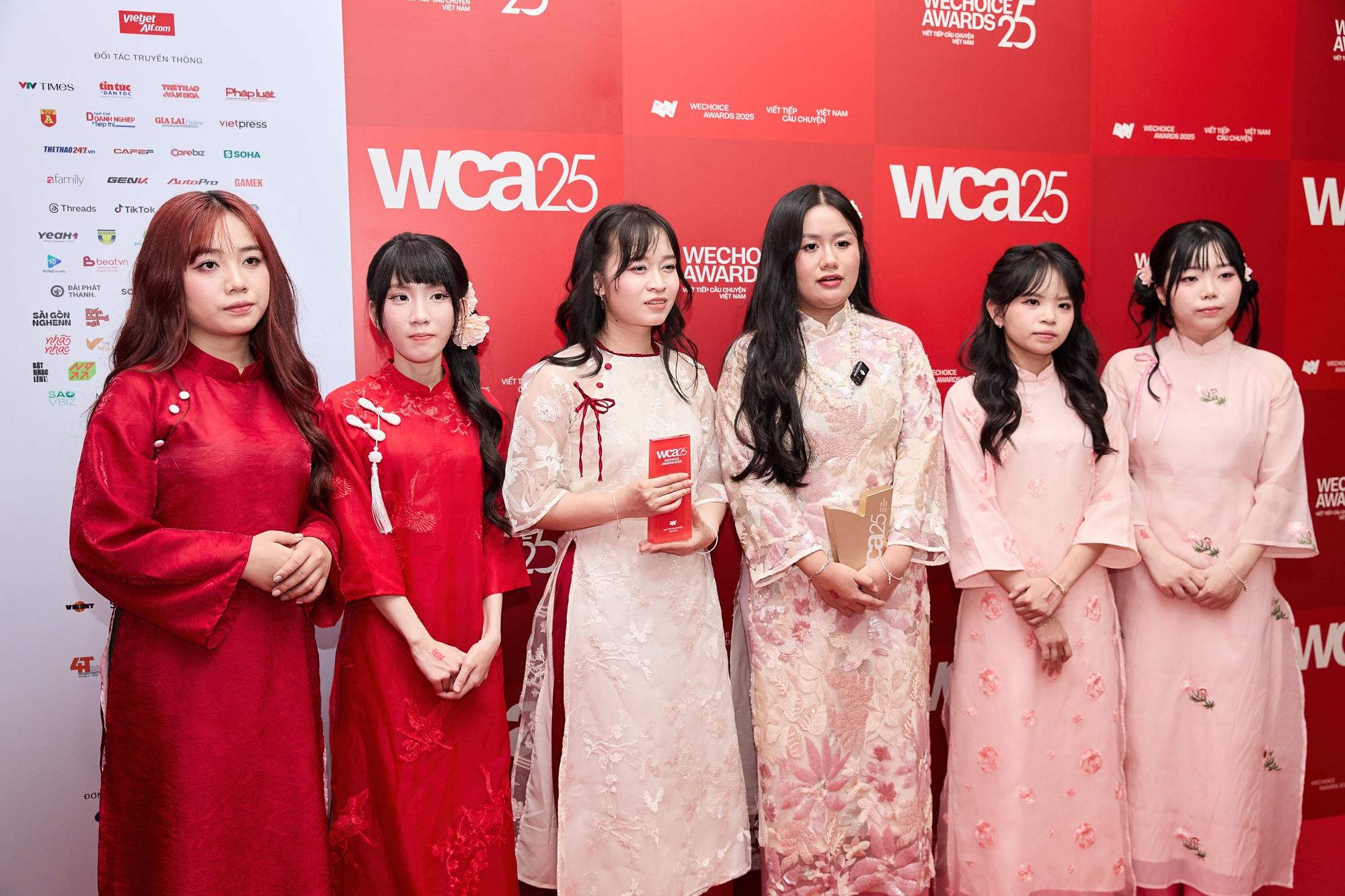 Bỏ áo đấu mặc áo dài, các cô gái vàng Liên Quân Mobile tuyên bố một câu 