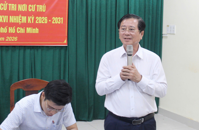 Luật sư Nguyễn Văn Hậu phát biểu trong buổi tiếp xúc với cử tri phường Diên Hồng. Ảnh: Đoàn luật sư TP HCM