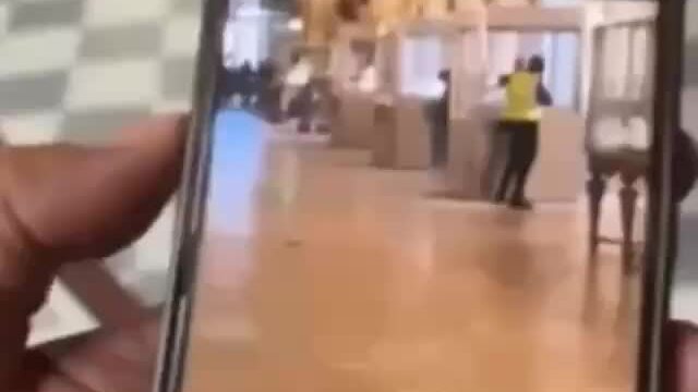 Khoảnh khắc nhóm cướp trộm trang sức ở bảo tàng Louvre