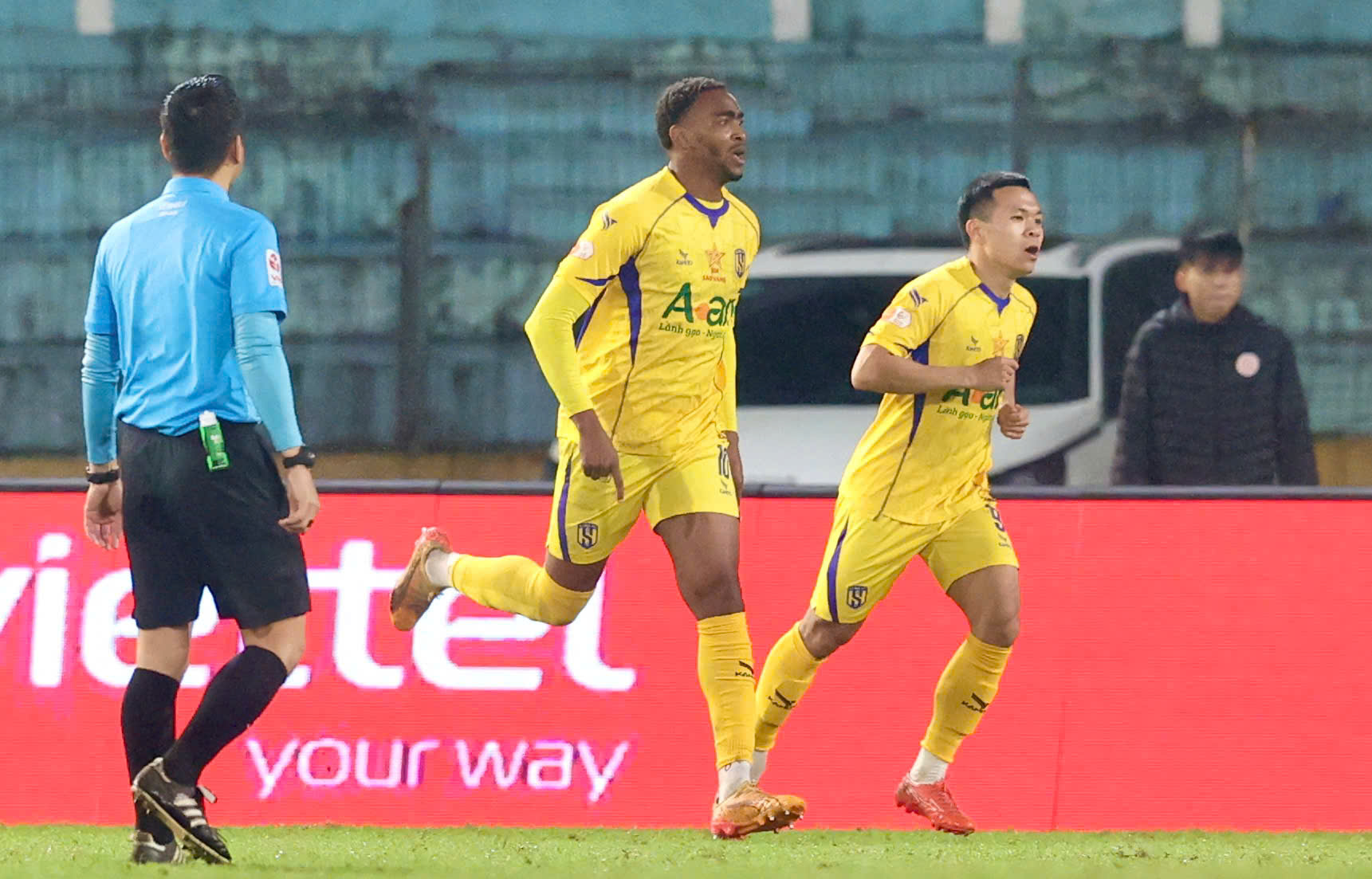 SLNA tạo địa chấn, thắng đậm chủ nhà Thể Công Viettel 4-1: Sao U.23 Việt Nam Cao Văn Bình quá hay- Ảnh 3.