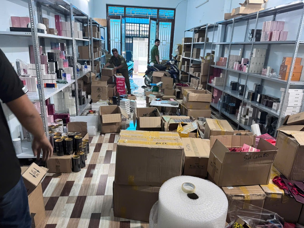 Đường dây bán hơn 10.000 chai nước hoa giả Chanel, Versace ở TPHCM - 2