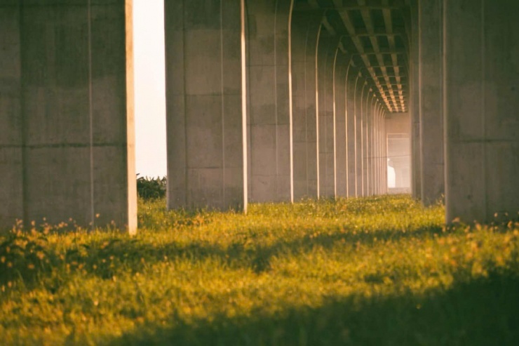 Hoàng hôn buông xuống nhuộm vàng những khối bê tông, biến nơi đây thành một "studio ngoài trời" xinh lung linh. (Ảnh: quoc.su)