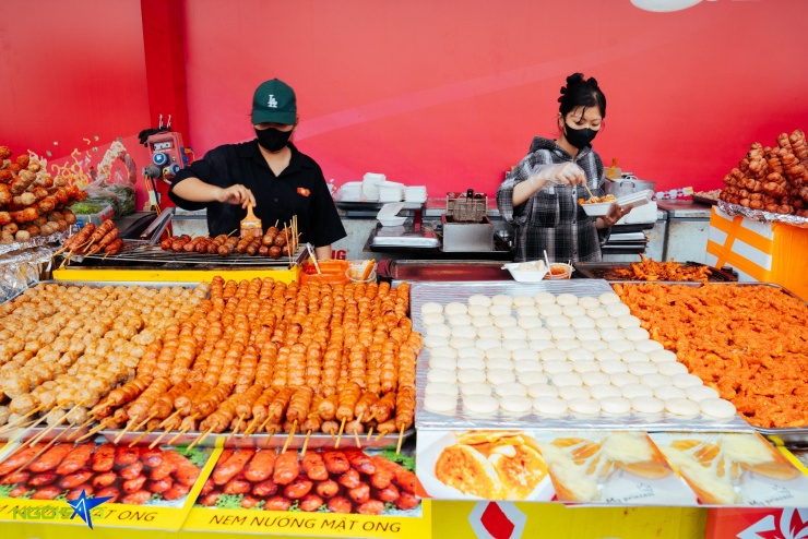 Gà đồi nướng Gia Lai, bún mắm Châu Đốc hút khách tại hội chợ mùa Xuân - 2