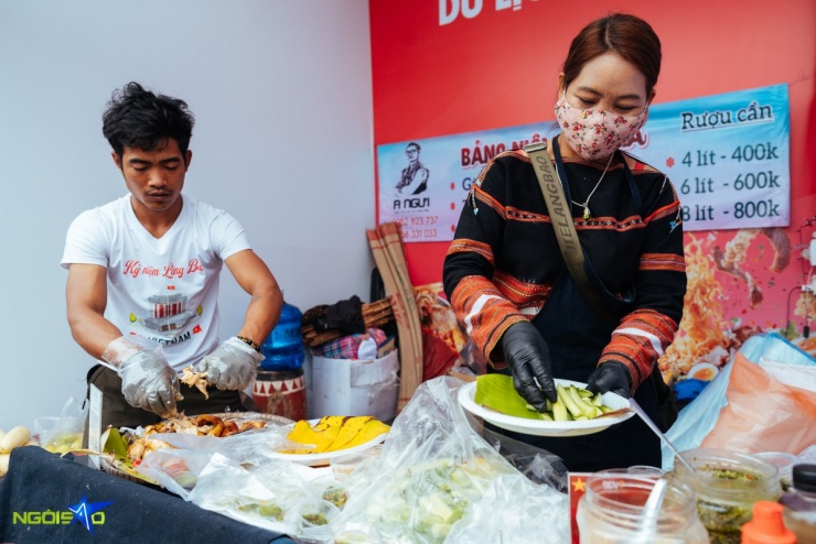 Gà đồi nướng Gia Lai, bún mắm Châu Đốc hút khách tại hội chợ mùa Xuân - 5