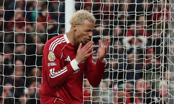 Hugo Ekitike tiếc nuối sau một pha bỏ lỡ của Liverpool. Ảnh: Reuters