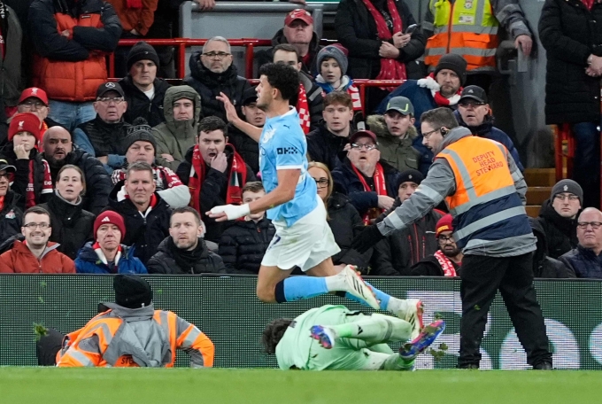 Pha phạm lỗi của Alisson với Nunes. Ảnh: PA