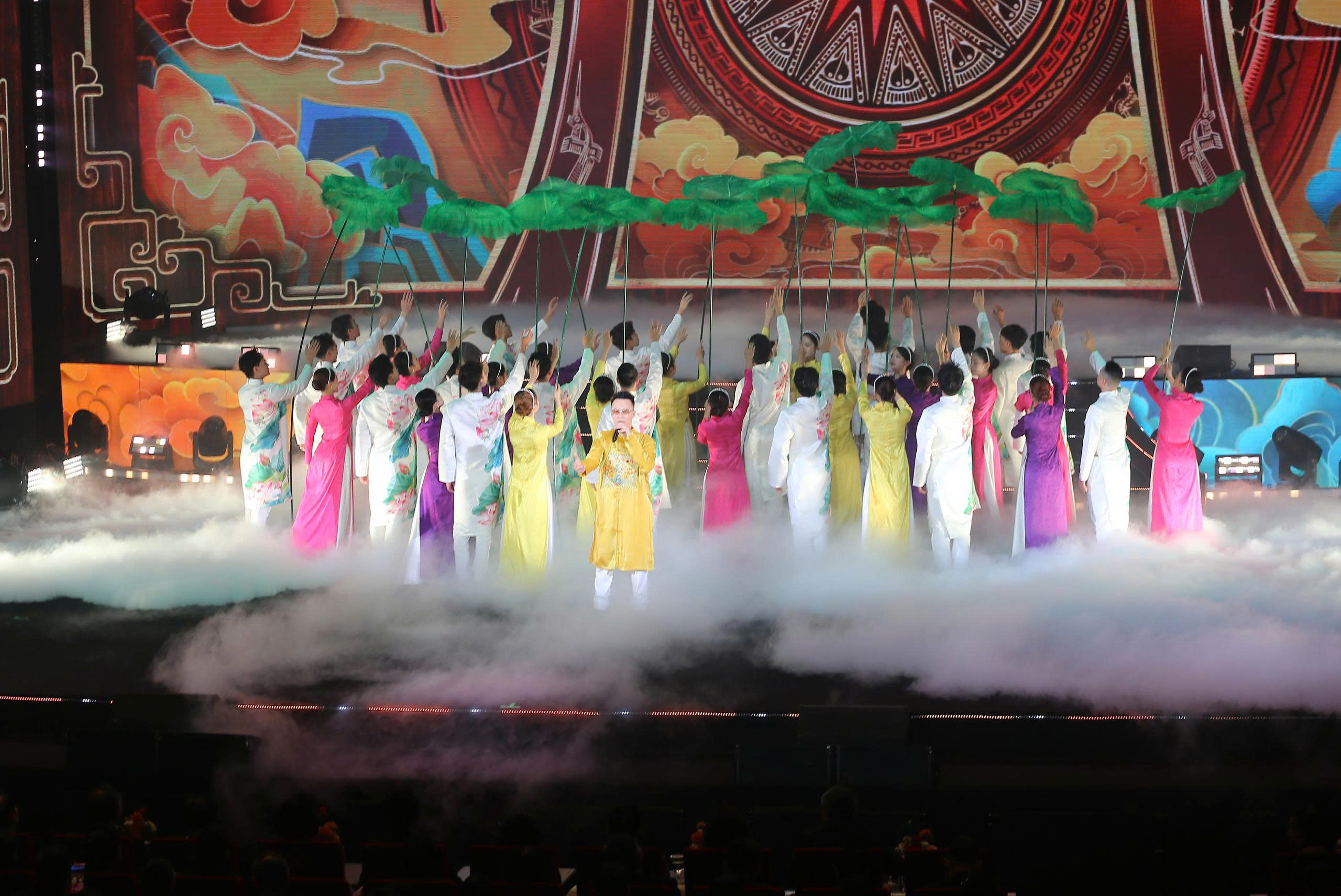 Chủ tịch nước chúc Tết kiều bào, đánh trống khai hội mừng Xuân - Ảnh 11.