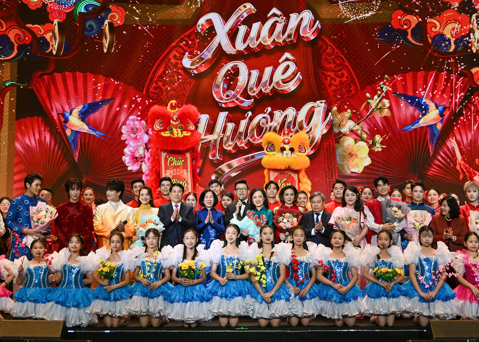 Chủ tịch nước chúc Tết kiều bào, đánh trống khai hội mừng Xuân - Ảnh 14.