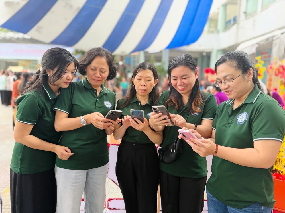 Chị Huỳnh Thúy Trân (ngoài cùng bên phải) hào hứng tham gia cuộc thi cùng mọi người. Ảnh: TRẦN MINH