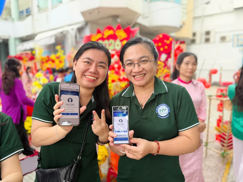 Chị Nguyễn Thị Ngọc Giàu (bên trái) cho rằng cuộc thi giúp người dân hiểu rõ hơn quyền, nghĩa vụ công dân thông qua cách tiếp cận pháp luật dễ hiểu, gần gũi. Ảnh: TRẦN MINH