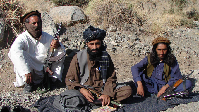 Các thành viên Tehreek-e-Taliban Pakistan trả lời báo giới địa phương tại tỉnh Khyber Pakhtunkhwa tháng 11/2009. Ảnh: AFP