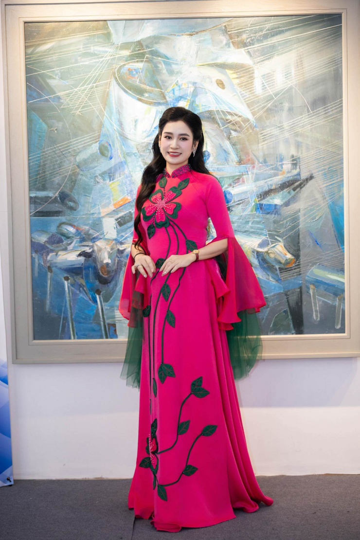Với vai trò MC và giảng viên Khoa Văn hóa Nghệ thuật, MC Thanh Mai luôn lựa chọn áo dài truyền thống không chỉ trong dịp Tết mà còn trong những dịp quan trọng khác.