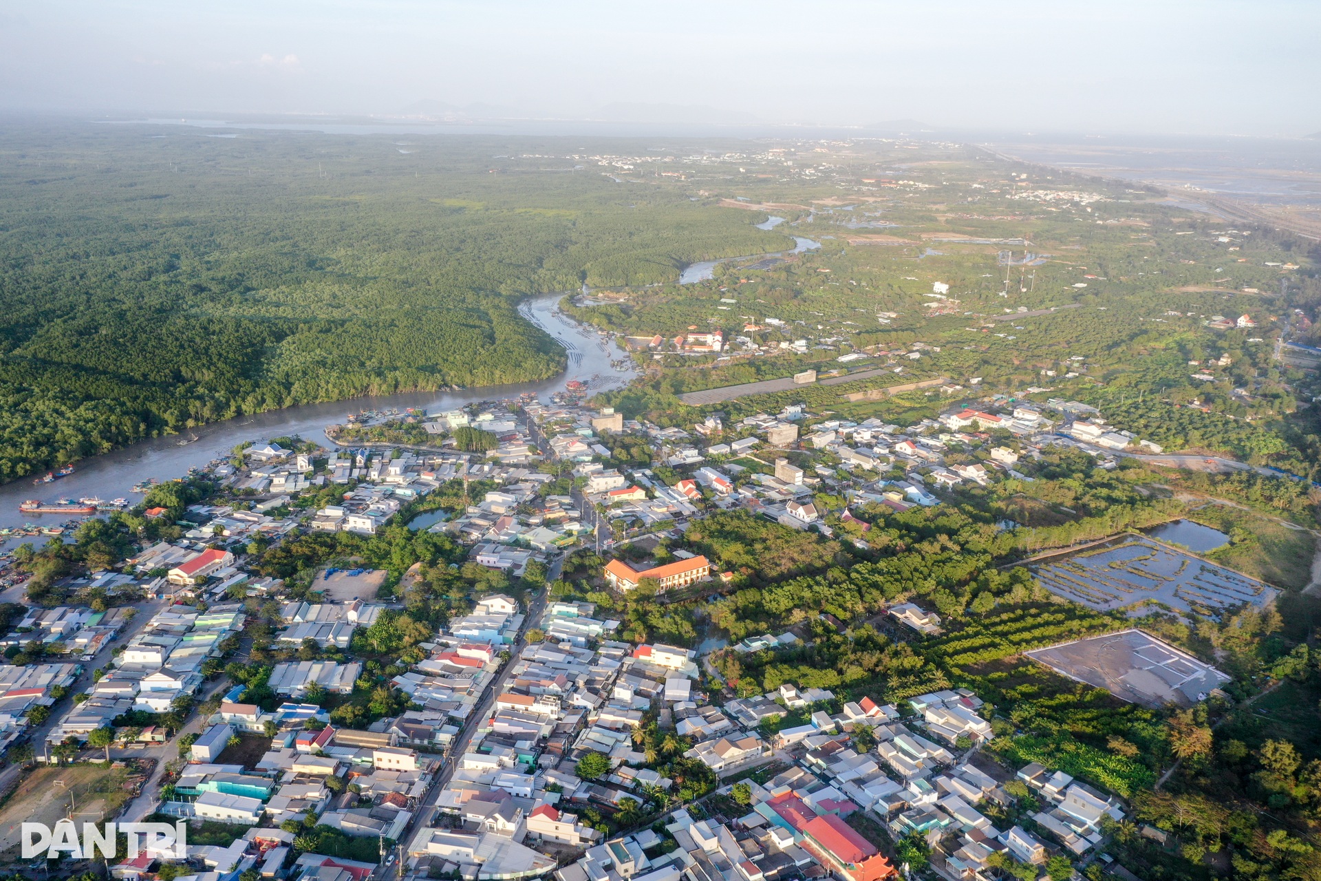 Cần Giờ rực sáng đêm ngày trên đại công trường lấn biển - 14