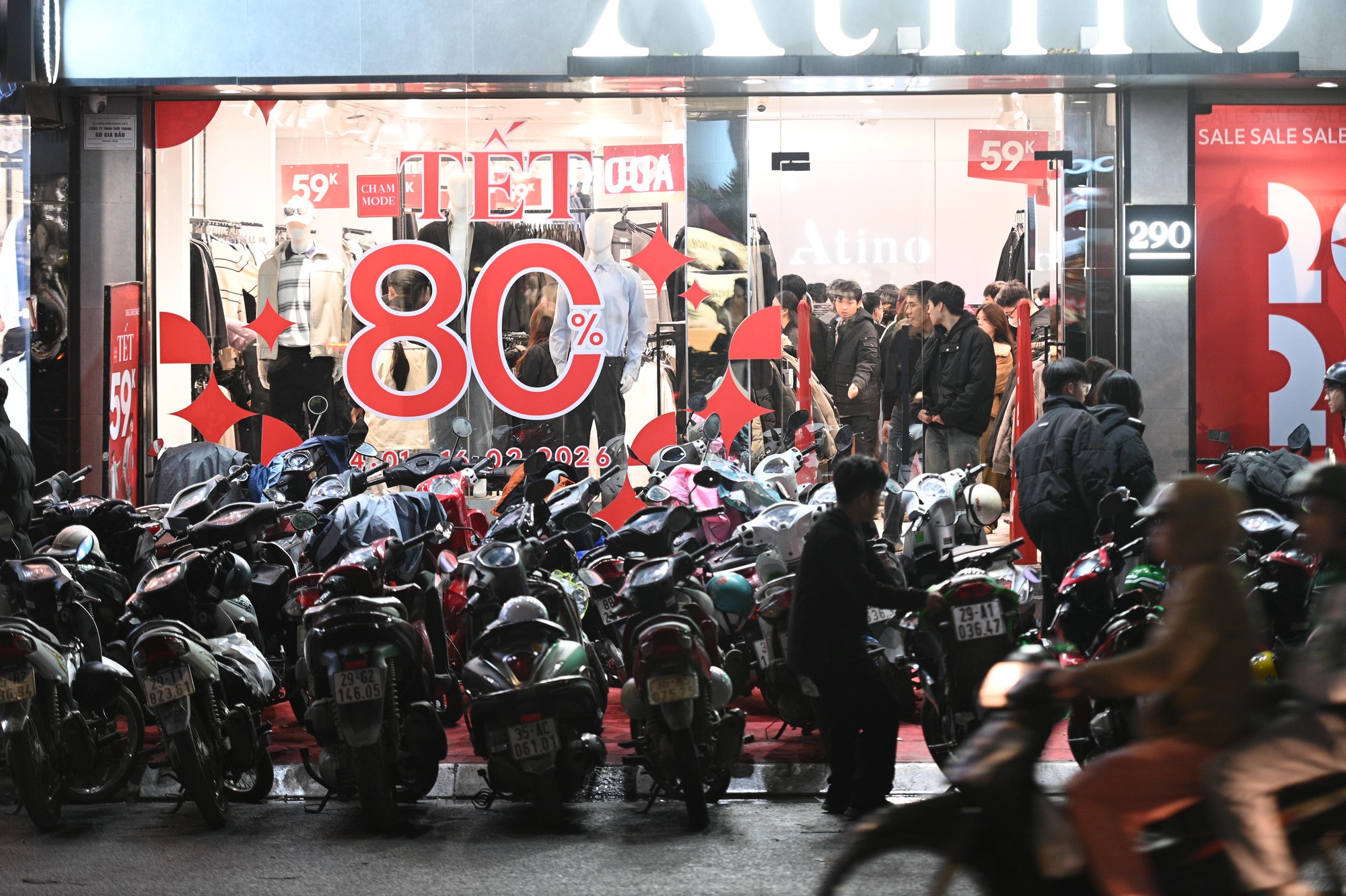 Cảnh tượng lạ trên phố Hà Nội tối mưa rét 10 độ, xe máy xếp chật kín vỉa hè- Ảnh 2.