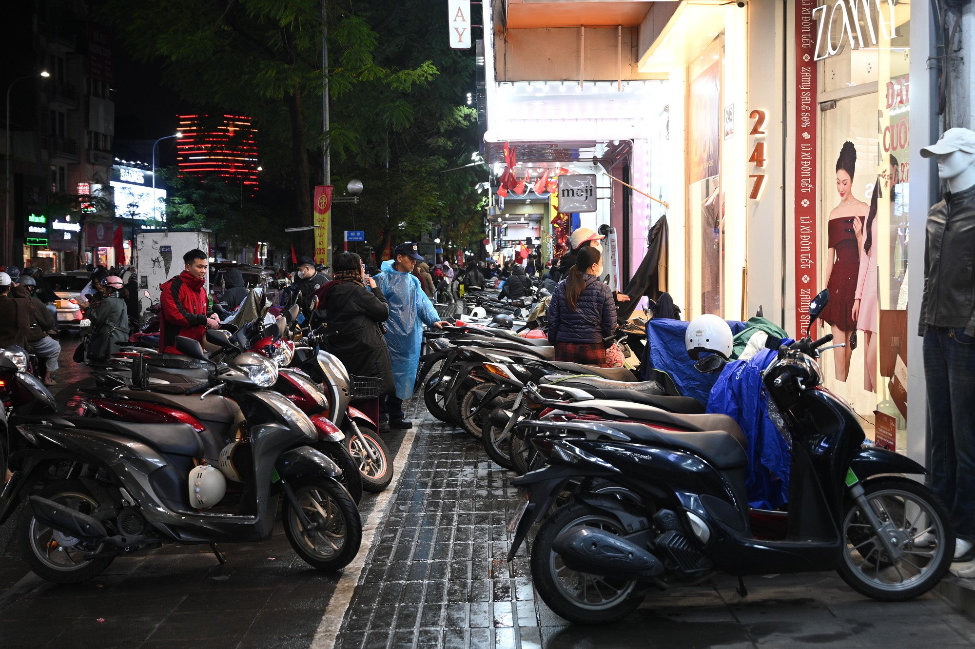 Cảnh tượng lạ trên phố Hà Nội tối mưa rét 10 độ, xe máy xếp chật kín vỉa hè- Ảnh 3.