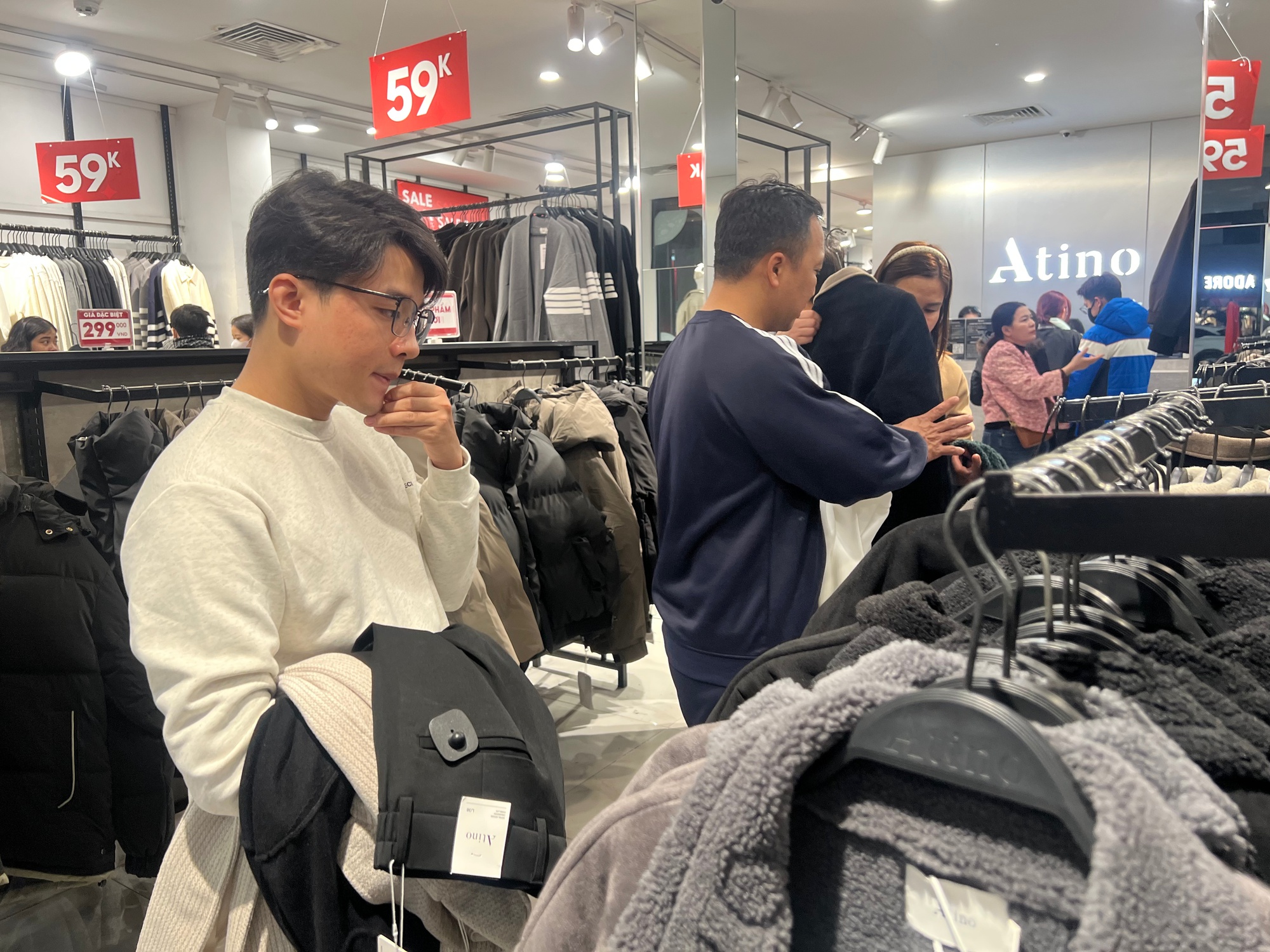 Cảnh tượng lạ trên phố Hà Nội tối mưa rét 10 độ, xe máy xếp chật kín vỉa hè- Ảnh 4.