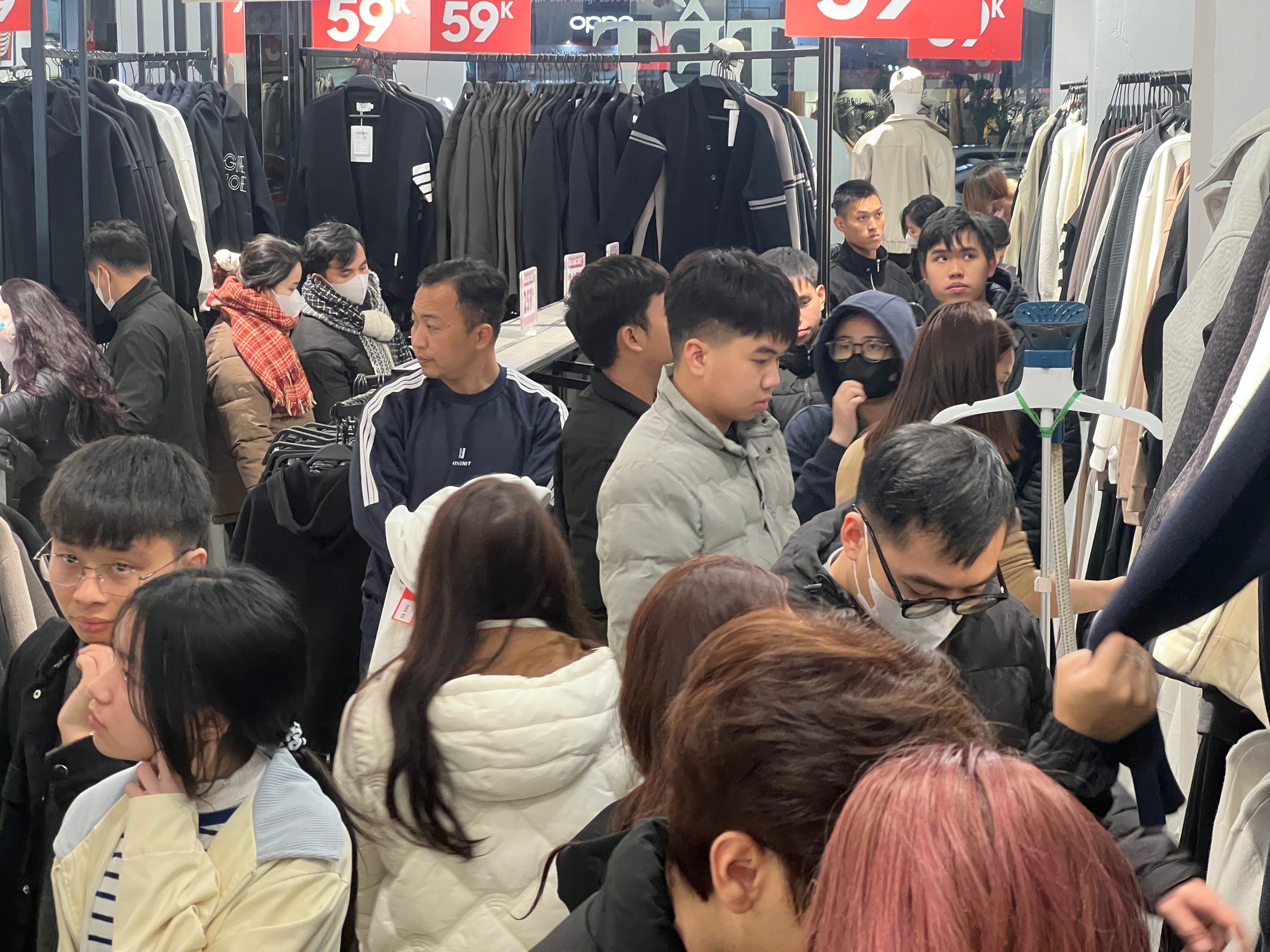 Cảnh tượng lạ trên phố Hà Nội tối mưa rét 10 độ, xe máy xếp chật kín vỉa hè- Ảnh 5.