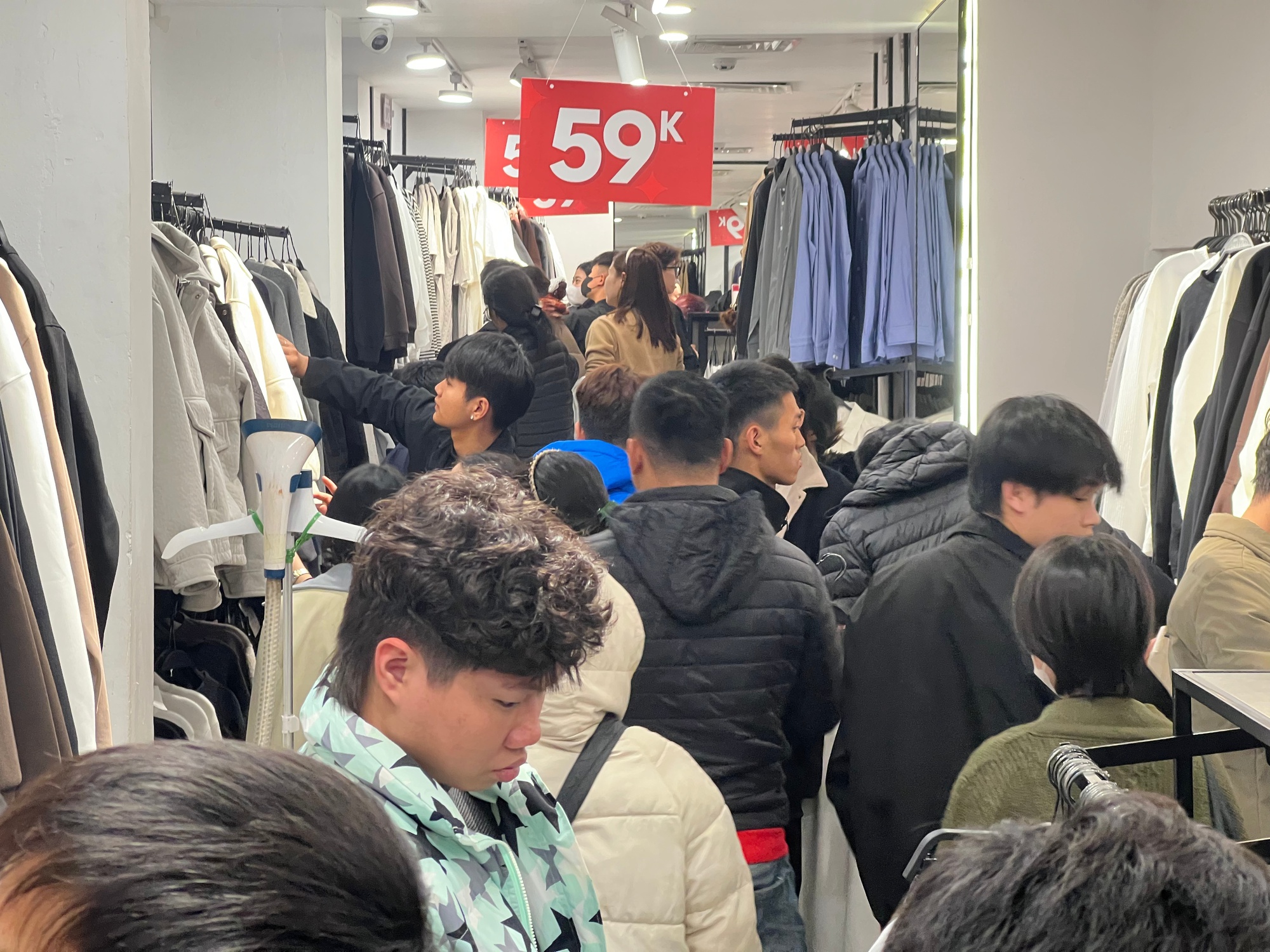 Cảnh tượng lạ trên phố Hà Nội tối mưa rét 10 độ, xe máy xếp chật kín vỉa hè- Ảnh 6.