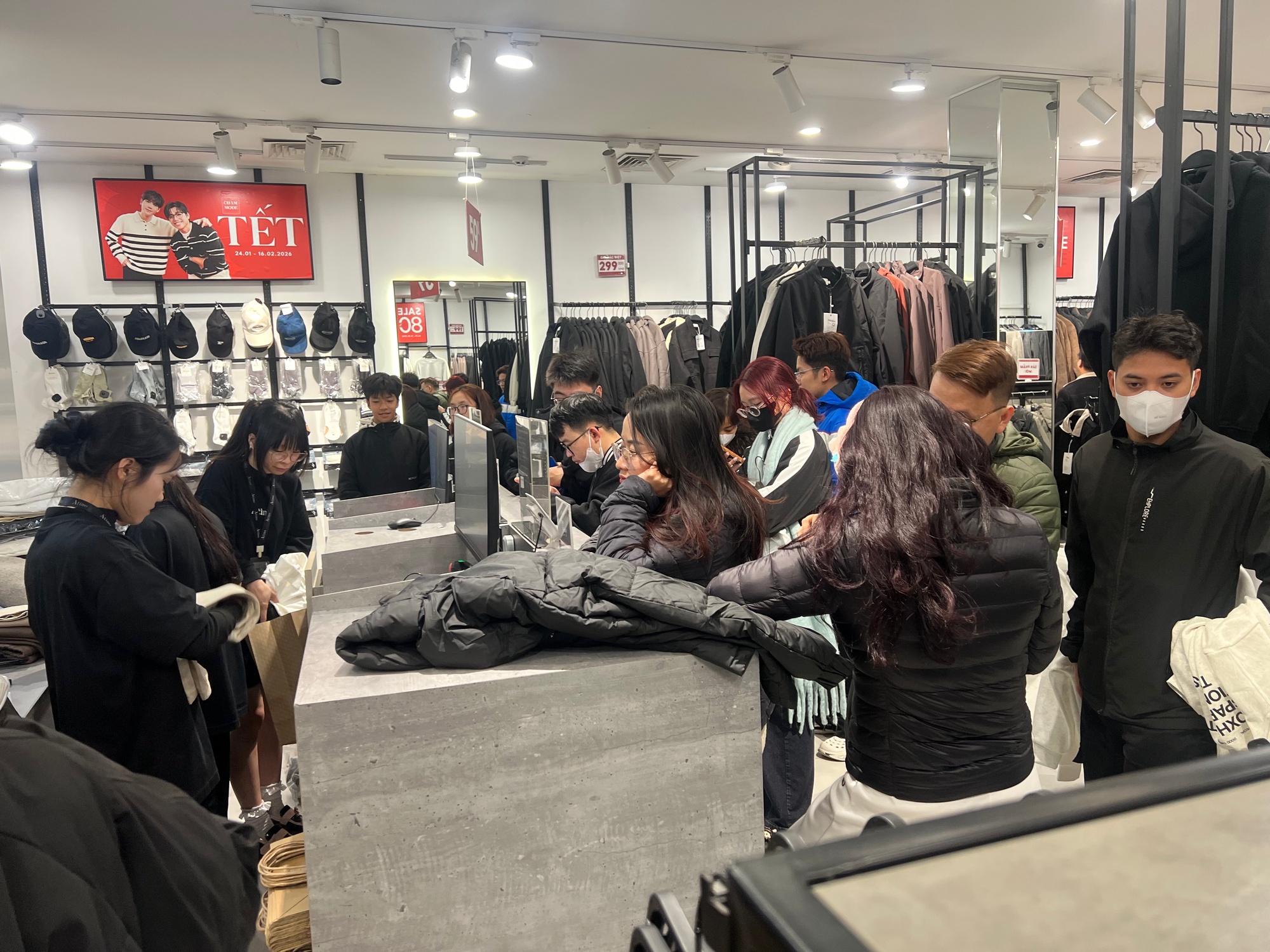 Cảnh tượng lạ trên phố Hà Nội tối mưa rét 10 độ, xe máy xếp chật kín vỉa hè- Ảnh 7.