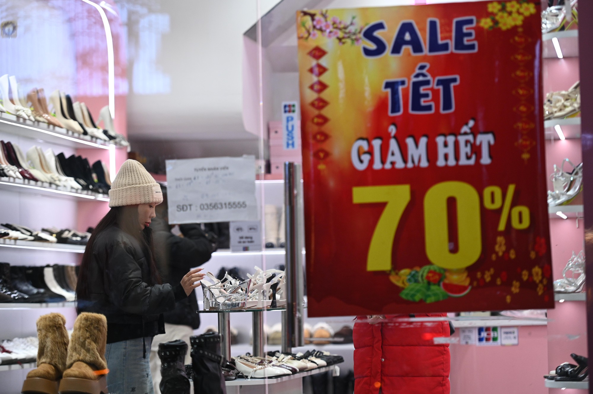 Cảnh tượng lạ trên phố Hà Nội tối mưa rét 10 độ, xe máy xếp chật kín vỉa hè- Ảnh 8.