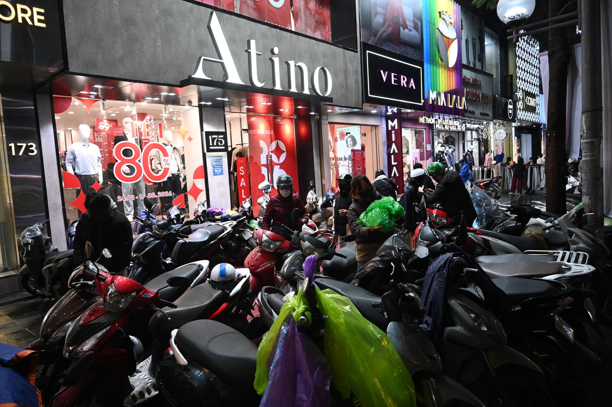 Cảnh tượng lạ trên phố Hà Nội tối mưa rét 10 độ, xe máy xếp chật kín vỉa hè- Ảnh 10.