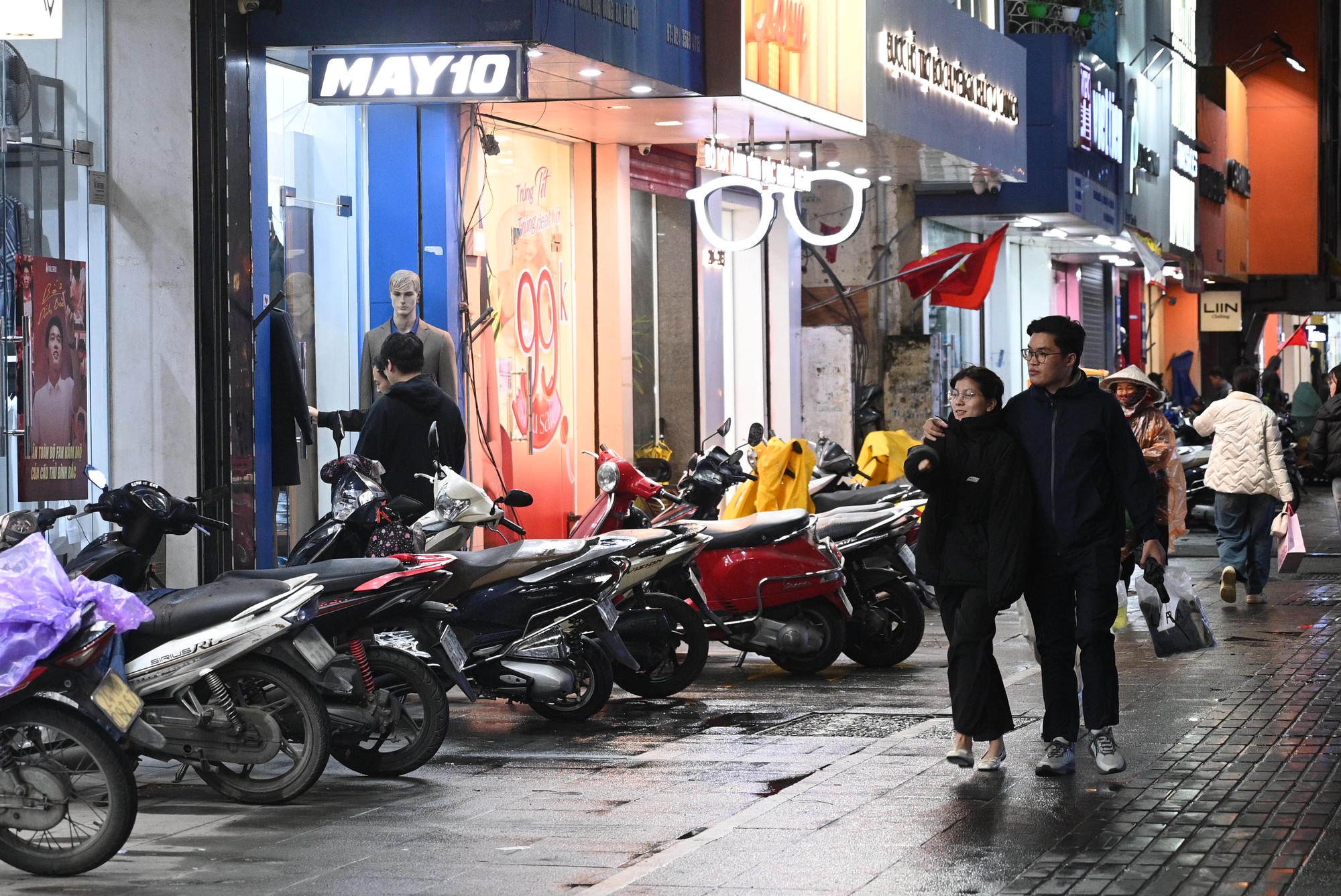 Cảnh tượng lạ trên phố Hà Nội tối mưa rét 10 độ, xe máy xếp chật kín vỉa hè- Ảnh 12.