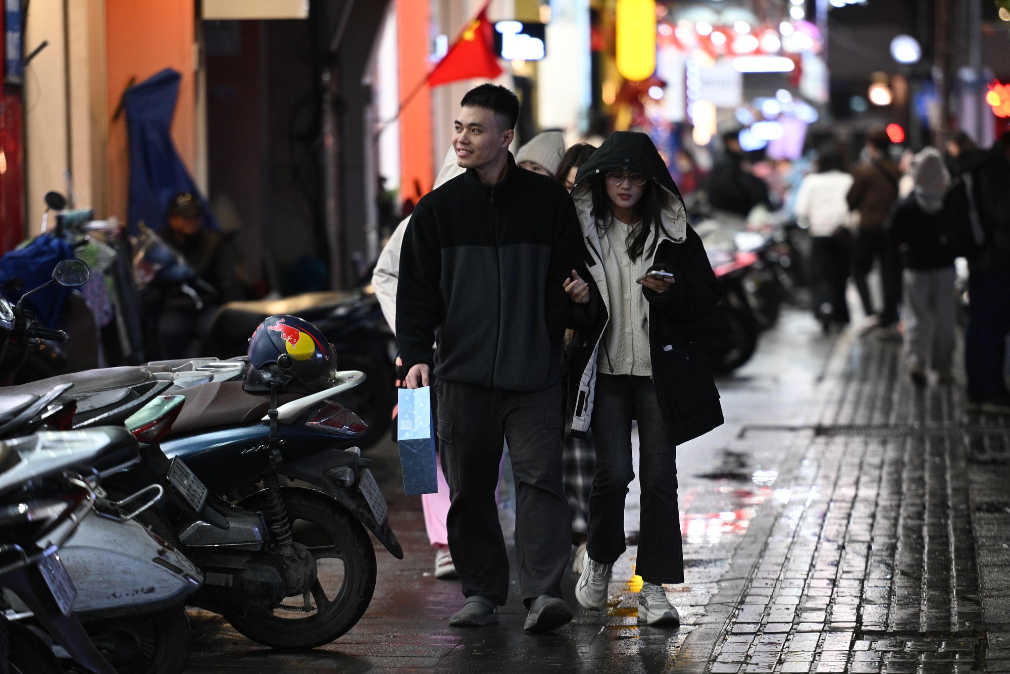 Cảnh tượng lạ trên phố Hà Nội tối mưa rét 10 độ, xe máy xếp chật kín vỉa hè- Ảnh 13.