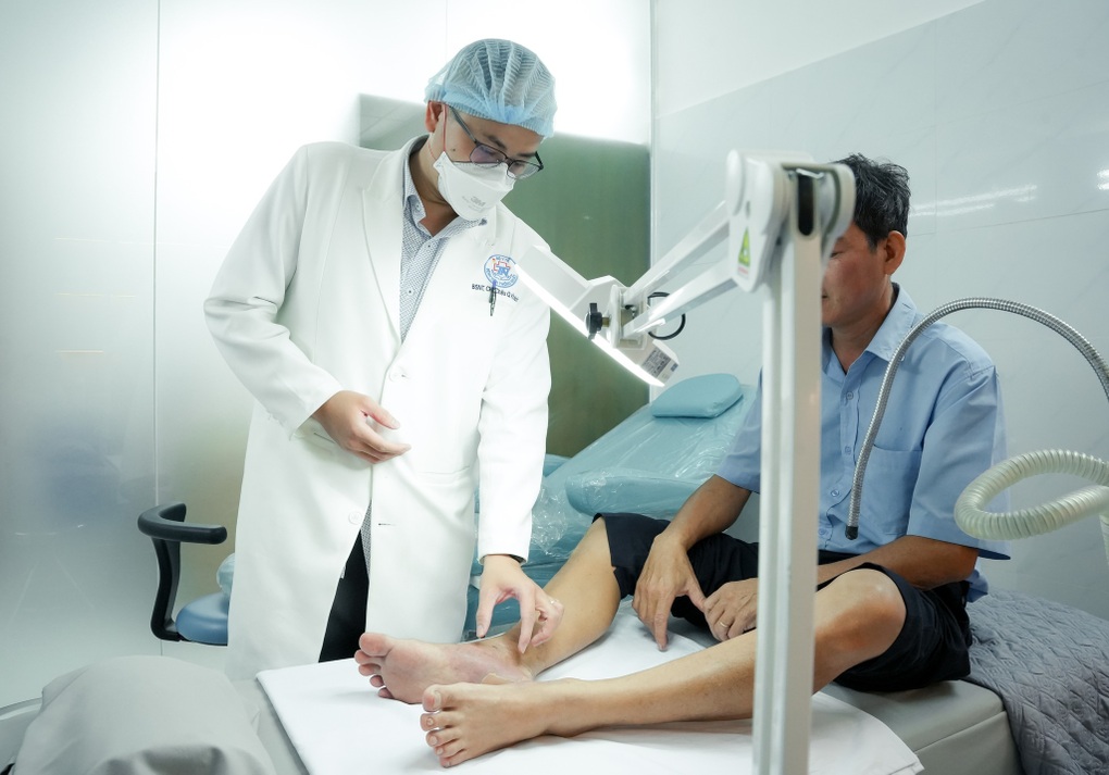 Bàn chân bầm đen, báo hiệu căn bệnh nguy hiểm từ những vết ban nhỏ - 3