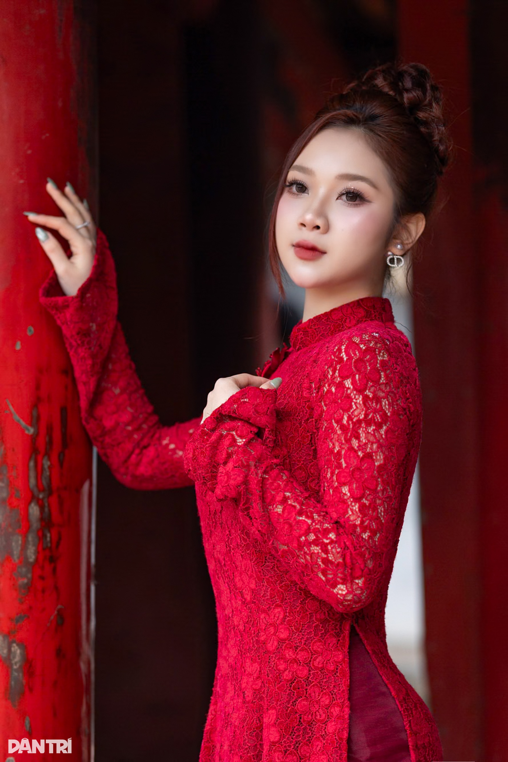 Ngắm cặp diễn viên trẻ đẹp diện áo dài đỏ rực đón lễ tình nhân - 5