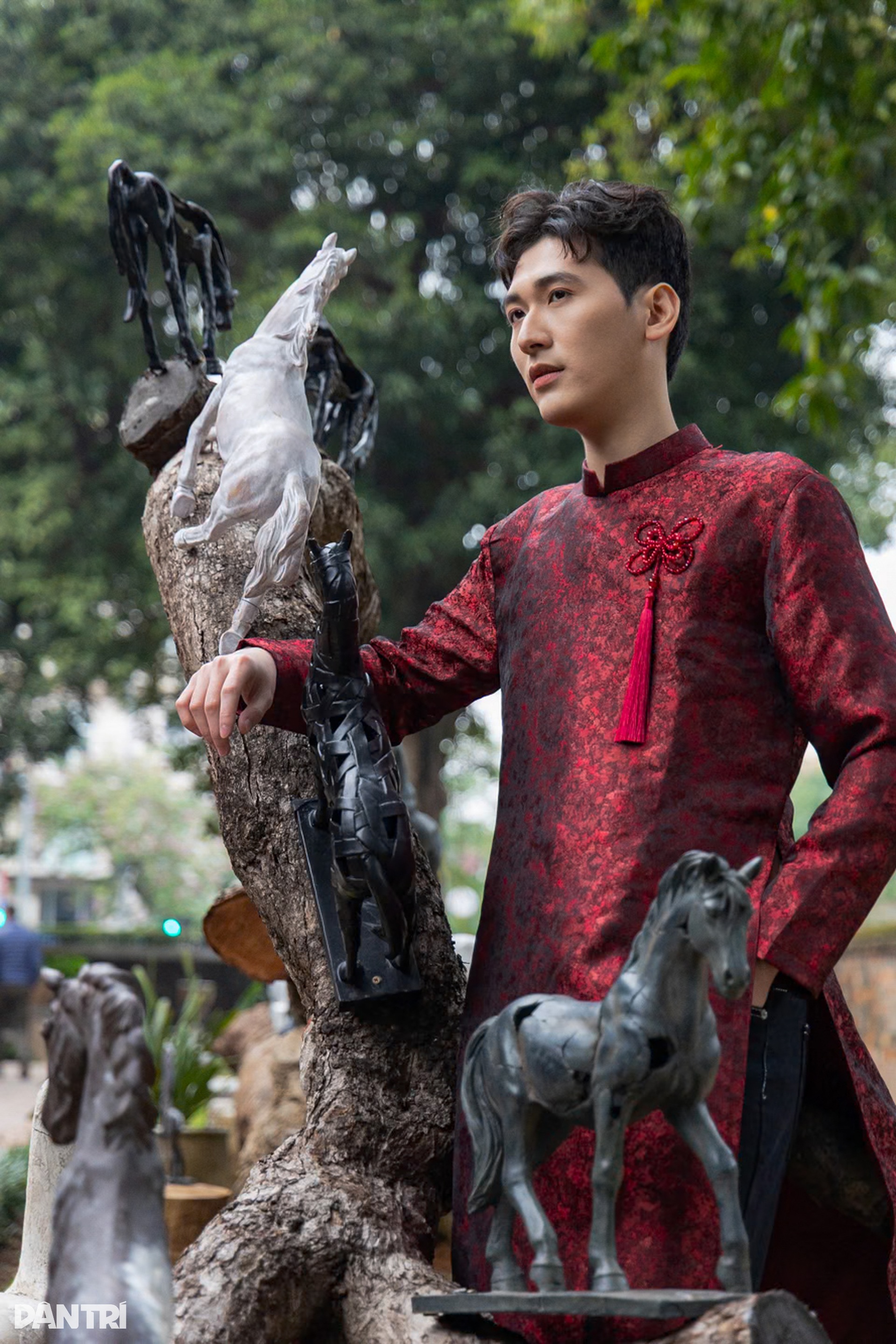 Ngắm cặp diễn viên trẻ đẹp diện áo dài đỏ rực đón lễ tình nhân - 8