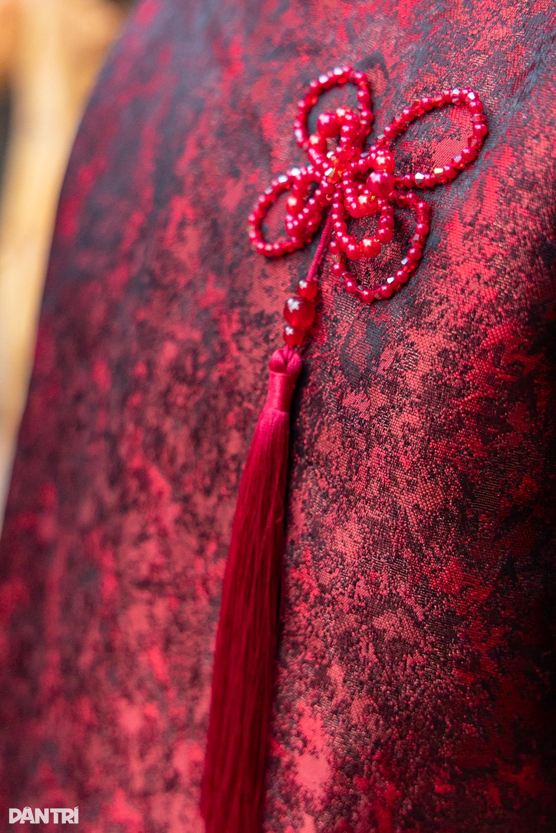 Ngắm cặp diễn viên trẻ đẹp diện áo dài đỏ rực đón lễ tình nhân - 9