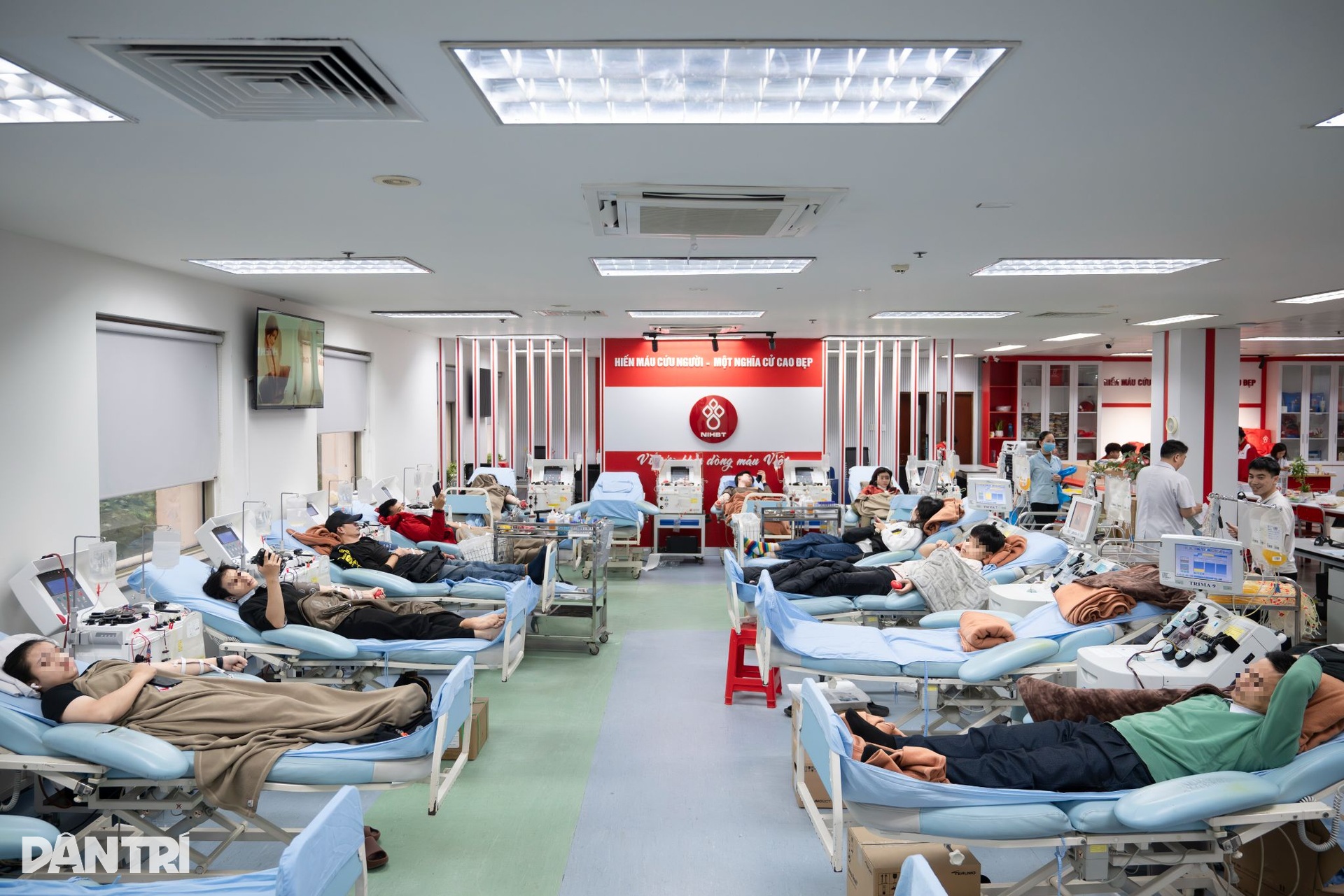 Hà Nội: Dậy từ tinh mơ, đi 40km góp sức cho lời kêu gọi 10.000 đơn vị máu - 4