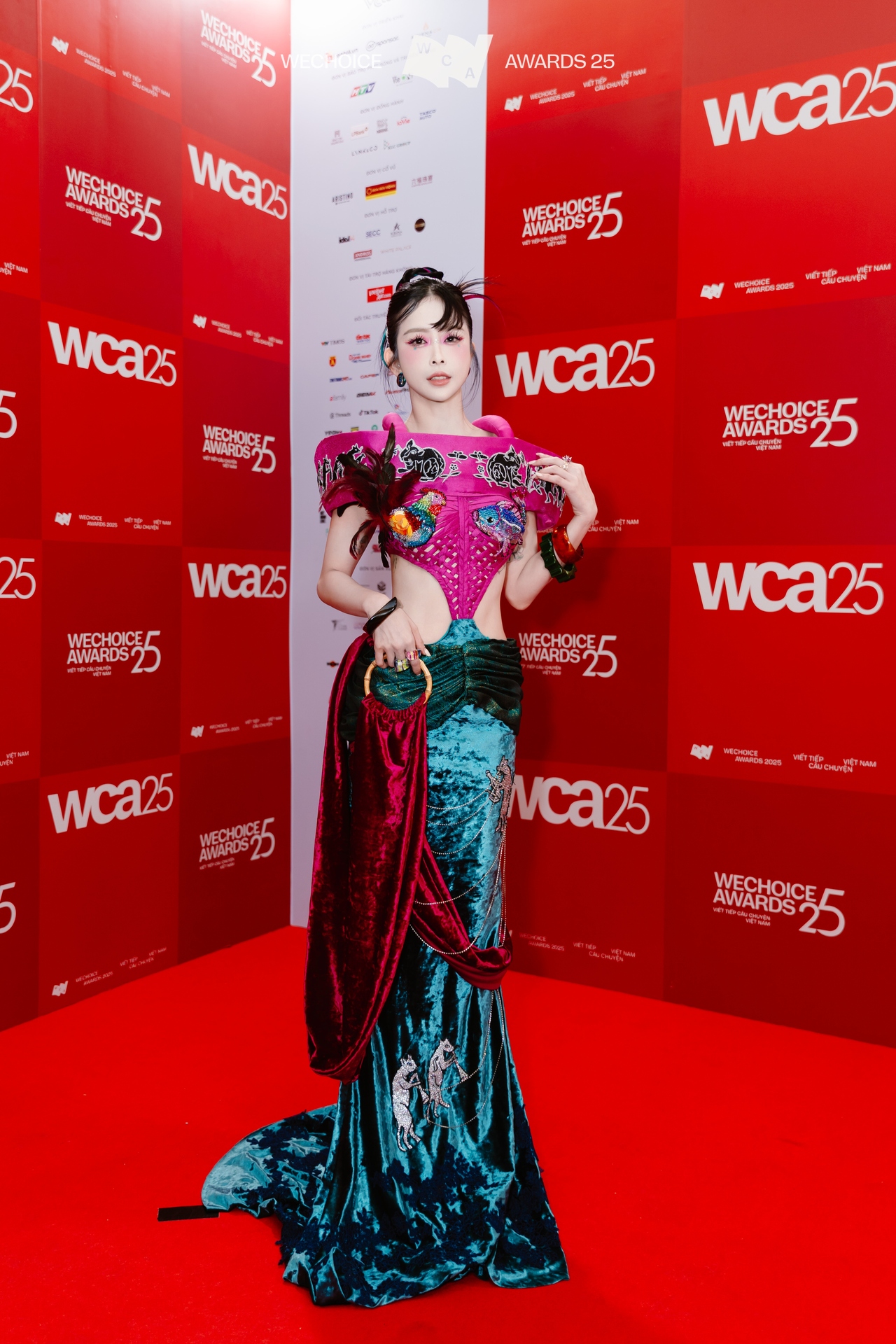 Tìm ra chủ nhân của outfit số 1 WeChoice 2025: Dàn sao nghĩ gì về đề bài mở, dresscode không màu sắc đầy 