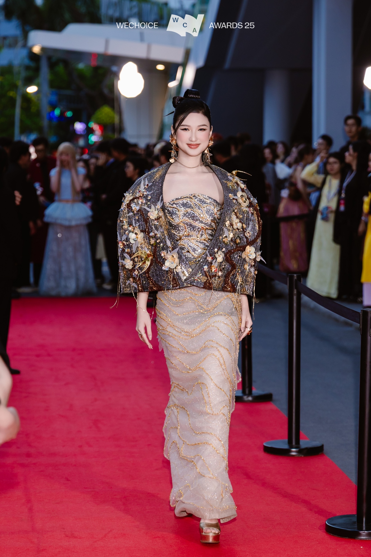 Tìm ra chủ nhân của outfit số 1 WeChoice 2025: Dàn sao nghĩ gì về đề bài mở, dresscode không màu sắc đầy 