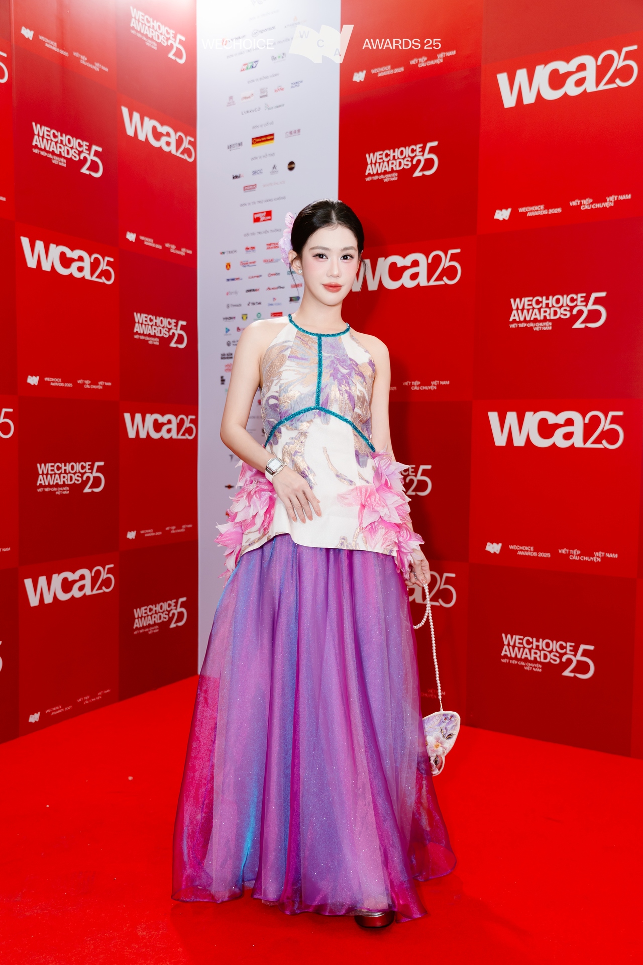 Tìm ra chủ nhân của outfit số 1 WeChoice 2025: Dàn sao nghĩ gì về đề bài mở, dresscode không màu sắc đầy 