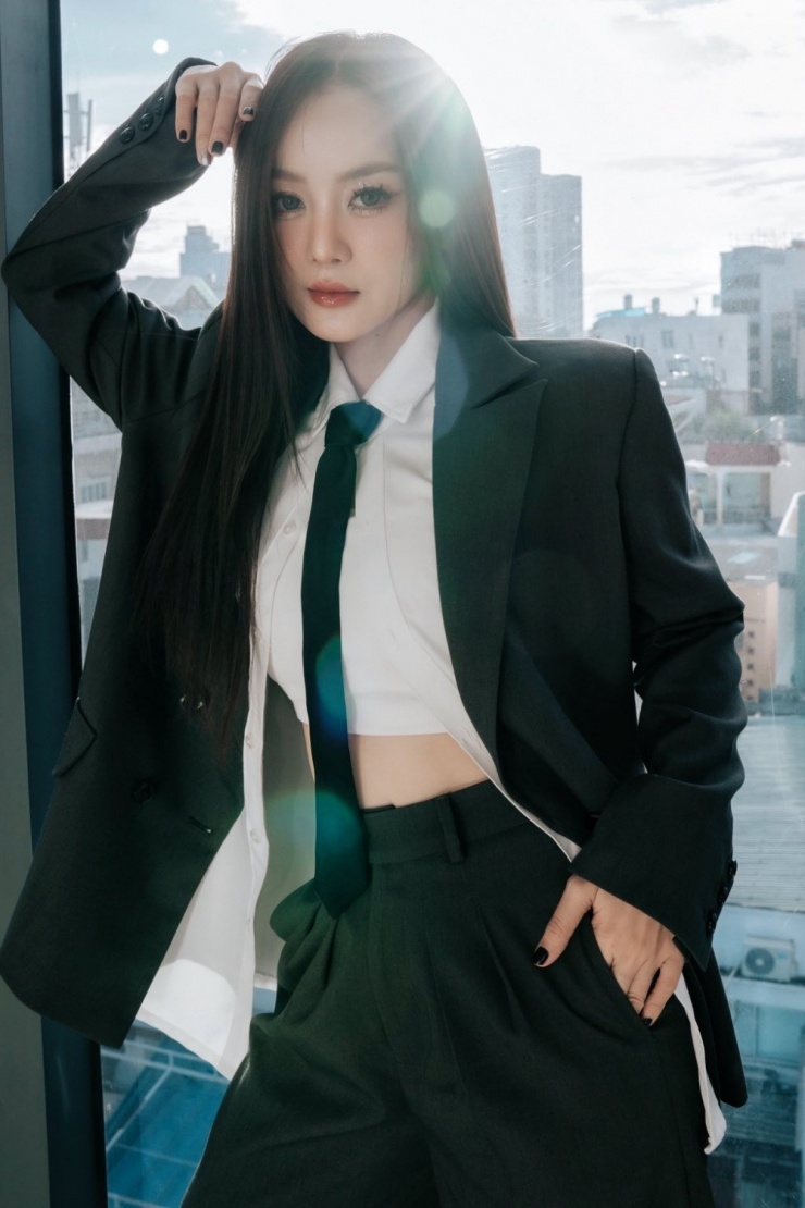 Thỉnh thoảng, cô thay đổi hình ảnh với mốt menswear.