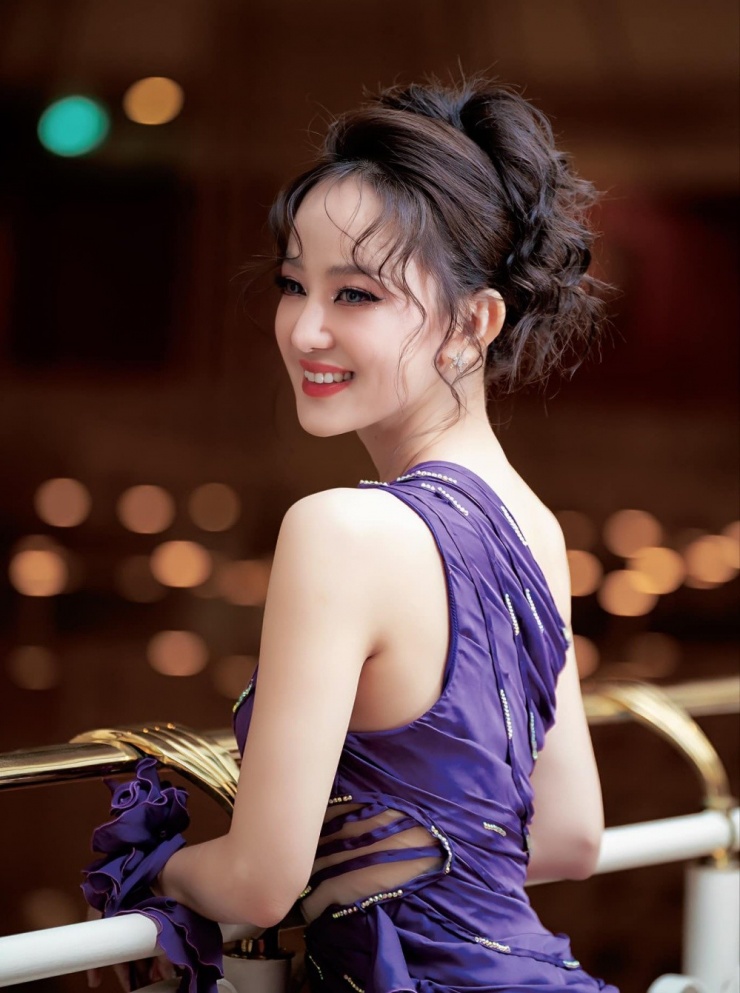 Cô diện trang phục cut out, xuyên thấu, để tóc búi cao trong một sự kiện.