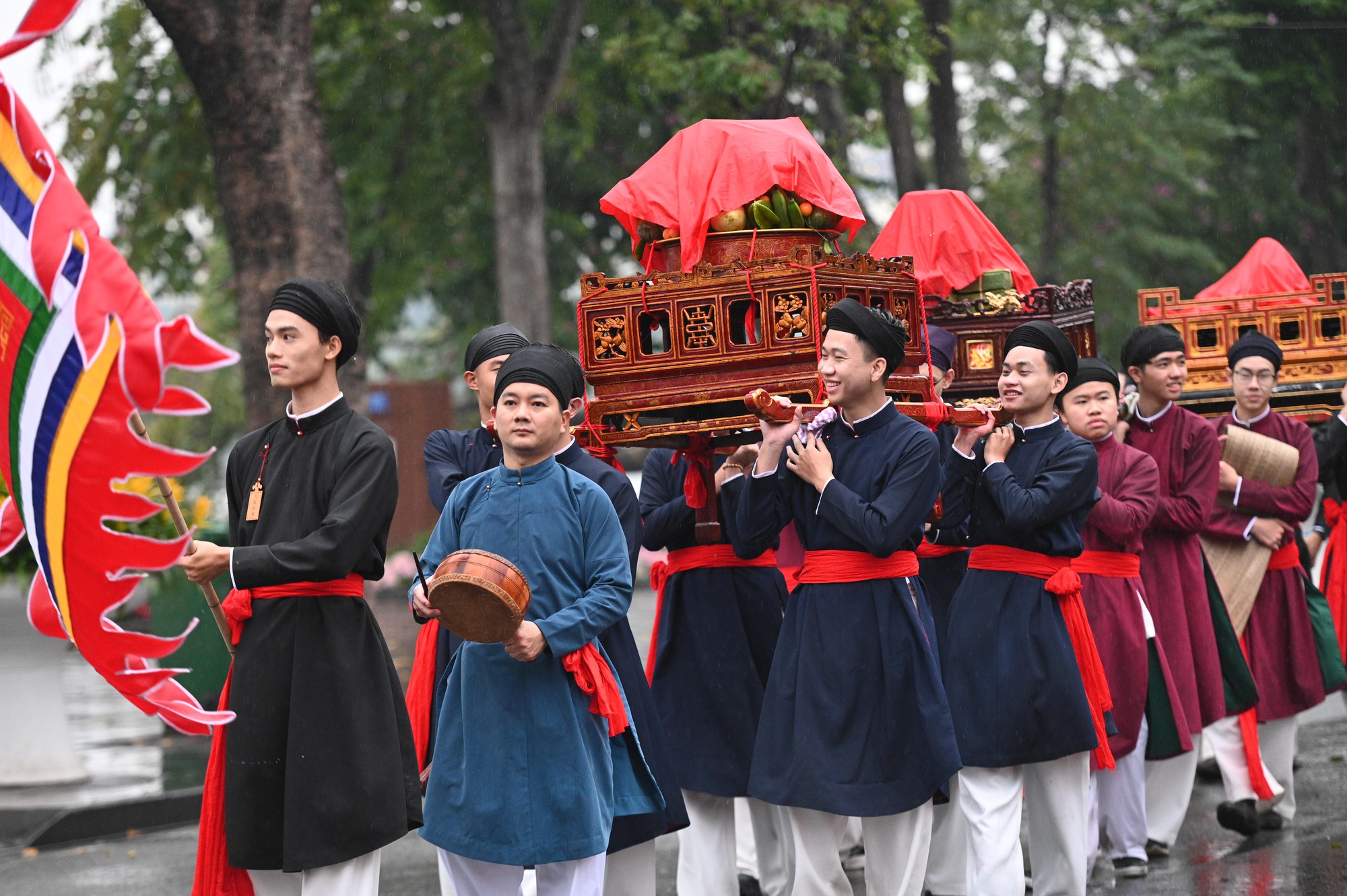Giữa mưa rét 15 độ, Bách Hoa Bộ Hành đã tạo nên khung cảnh hiếm thấy giữa Hà Nội- Ảnh 2.