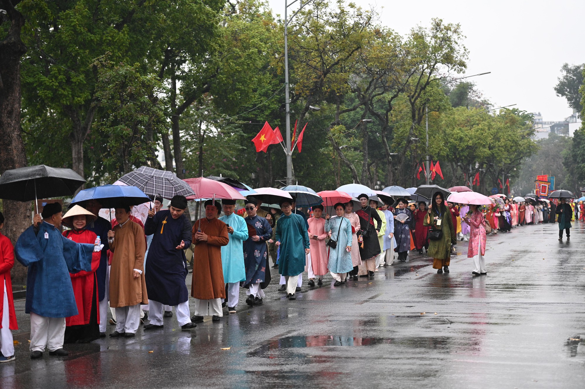 Giữa mưa rét 15 độ, Bách Hoa Bộ Hành đã tạo nên khung cảnh hiếm thấy giữa Hà Nội- Ảnh 3.