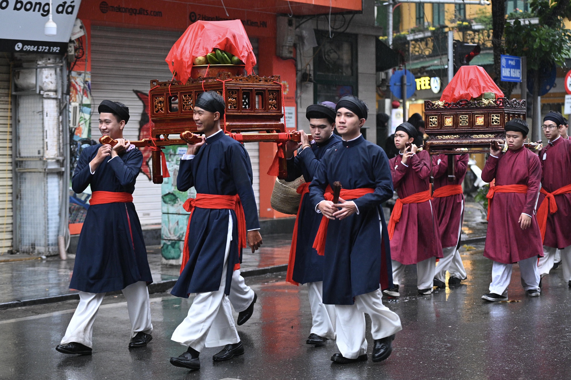 Giữa mưa rét 15 độ, Bách Hoa Bộ Hành đã tạo nên khung cảnh hiếm thấy giữa Hà Nội- Ảnh 5.
