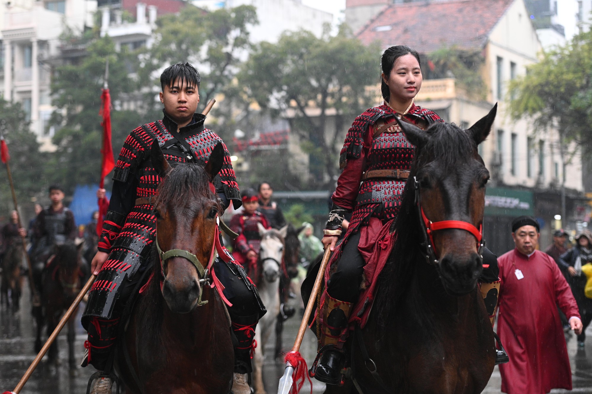 Giữa mưa rét 15 độ, Bách Hoa Bộ Hành đã tạo nên khung cảnh hiếm thấy giữa Hà Nội- Ảnh 6.