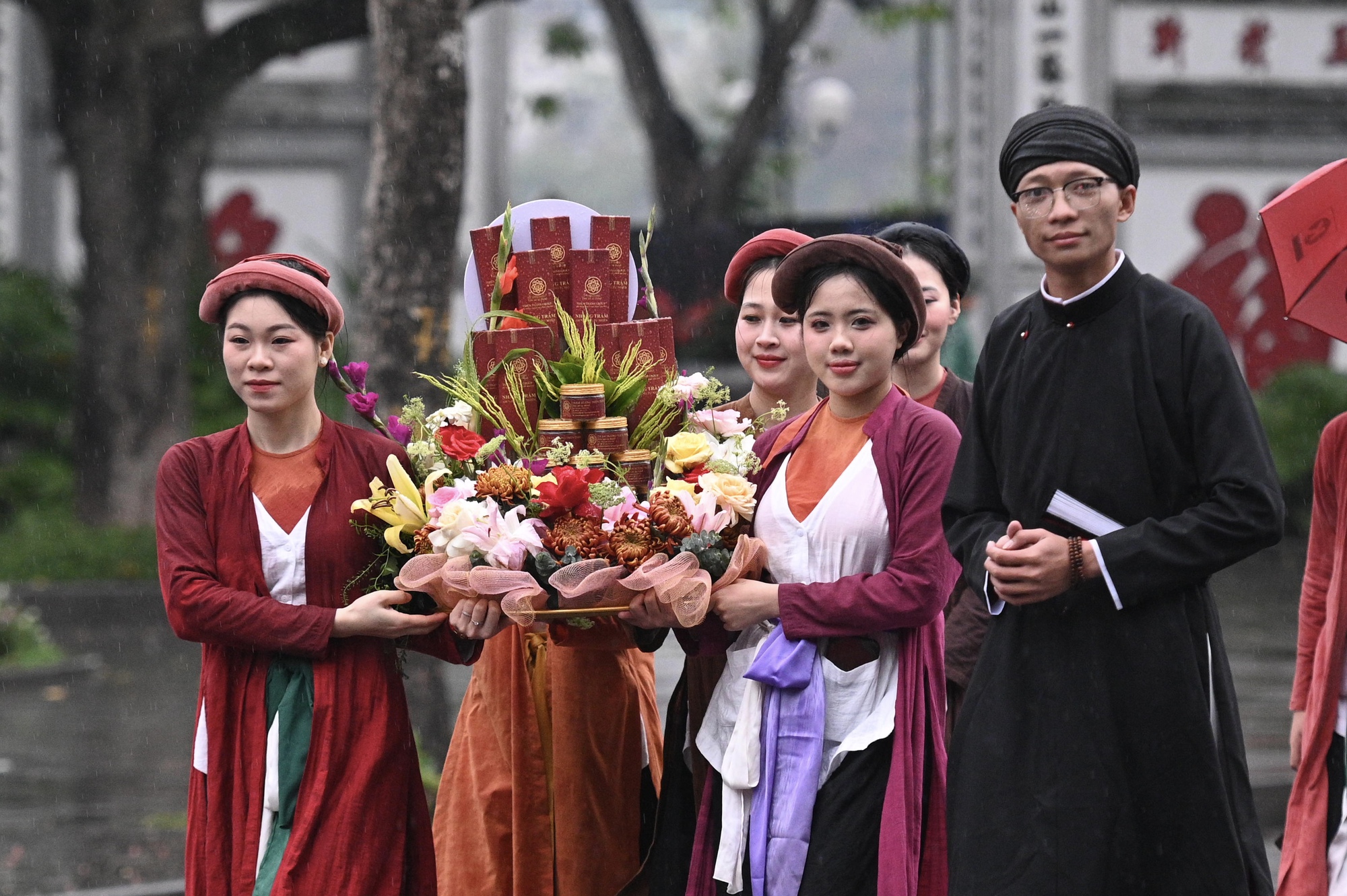 Giữa mưa rét 15 độ, Bách Hoa Bộ Hành đã tạo nên khung cảnh hiếm thấy giữa Hà Nội- Ảnh 7.