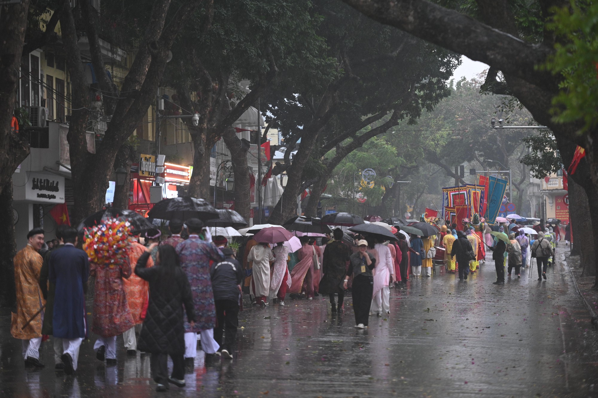 Giữa mưa rét 15 độ, Bách Hoa Bộ Hành đã tạo nên khung cảnh hiếm thấy giữa Hà Nội- Ảnh 9.