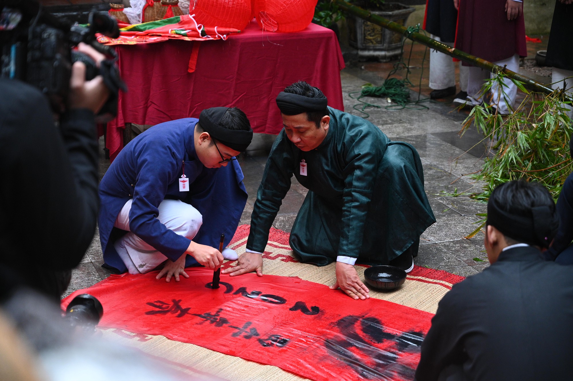 Giữa mưa rét 15 độ, Bách Hoa Bộ Hành đã tạo nên khung cảnh hiếm thấy giữa Hà Nội- Ảnh 10.