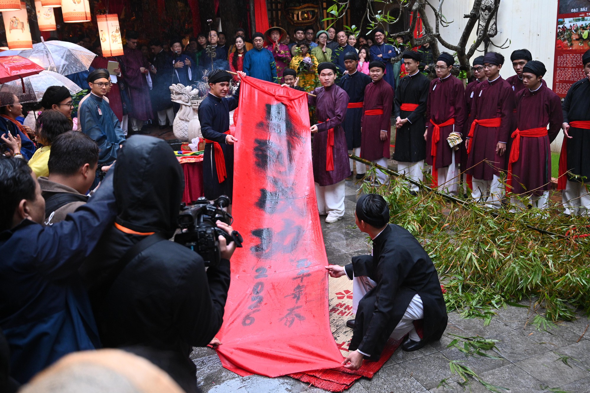 Giữa mưa rét 15 độ, Bách Hoa Bộ Hành đã tạo nên khung cảnh hiếm thấy giữa Hà Nội- Ảnh 11.